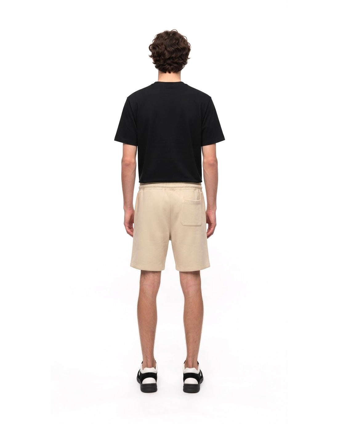 Ensemble T-shirt Noir & Short Beige + Baskets
