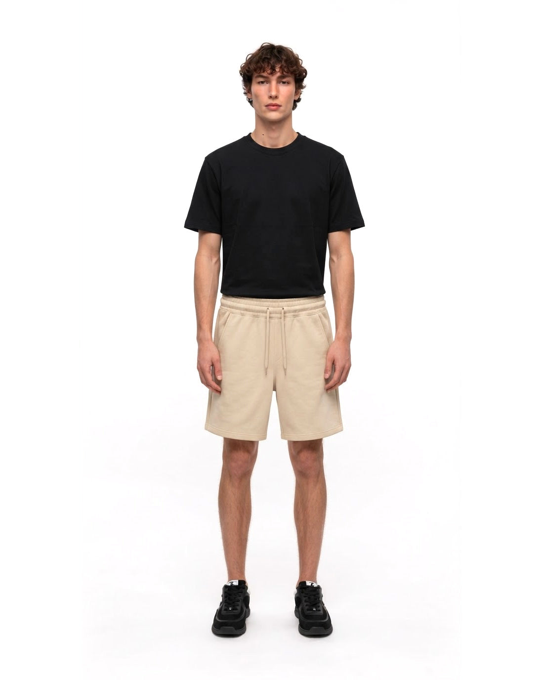 Ensemble T-shirt Noir & Short Beige + Baskets