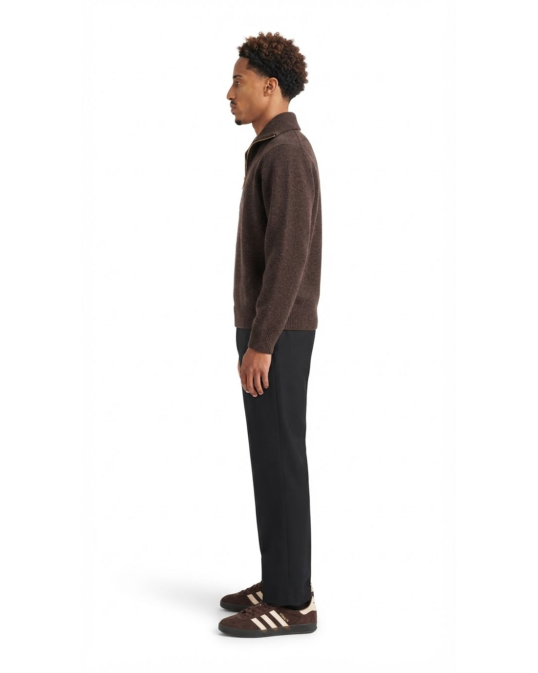 Ensemble Pull Col Zippé Marron & Pantalon Noir + Baskets