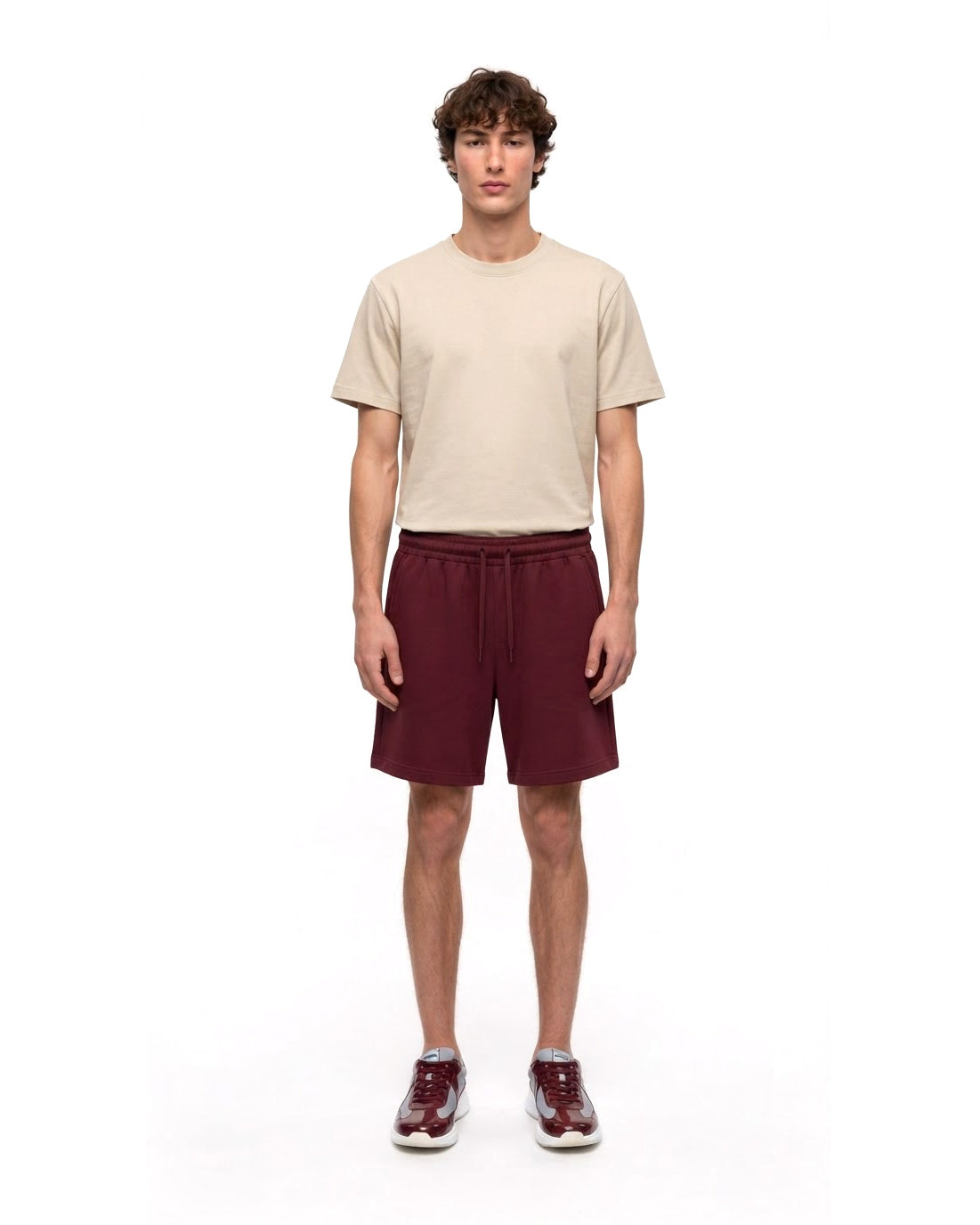 Ensemble T-shirt Beige & Short Bordeaux + Baskets