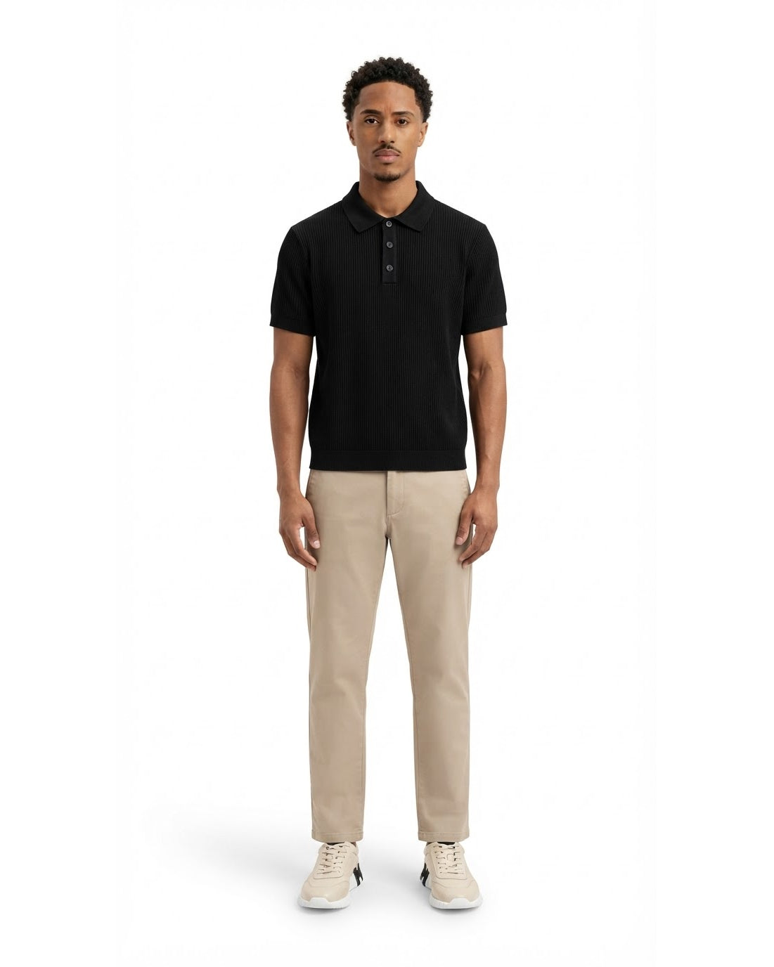 Ensemble Polo Noir & Pantalon Beige + Baskets