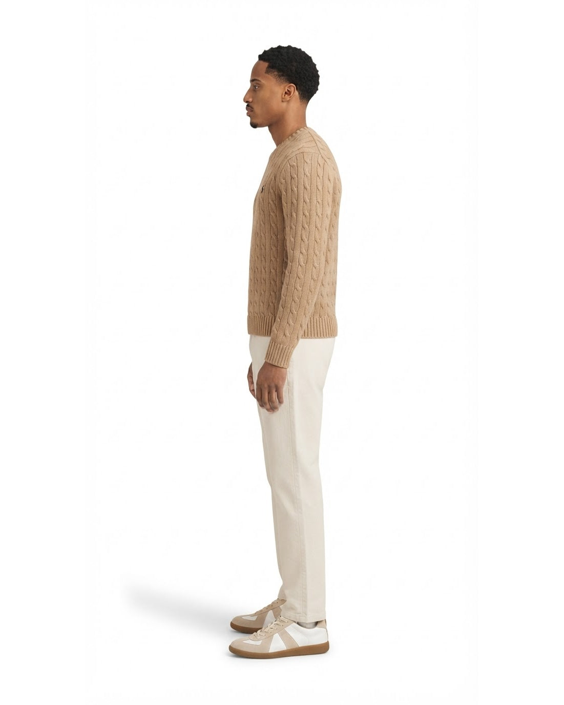 Ensemble Pull Torsadé Camel & Pantalon Écru + Baskets
