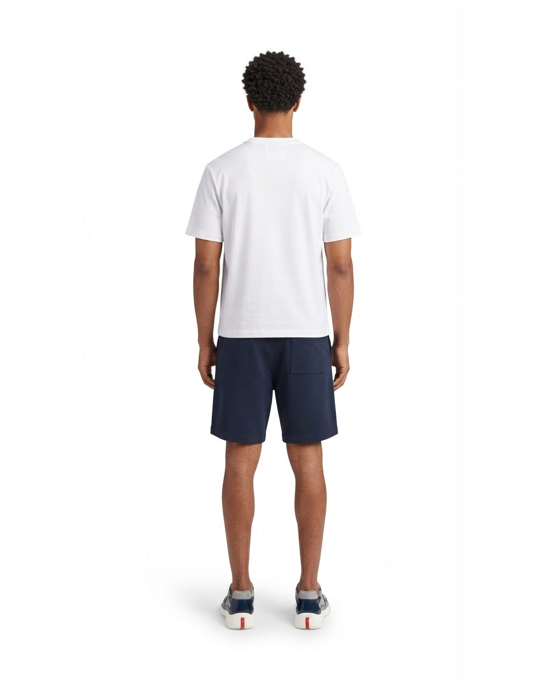 Ensemble T-shirt Blanc & Short Marine + Baskets