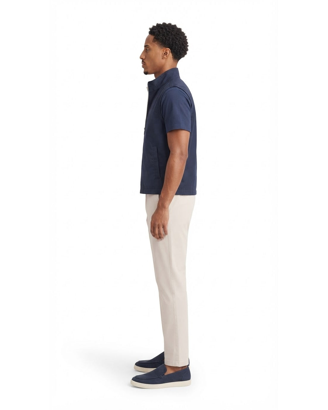 Ensemble Chemise Zippée Manches Courtes Marine & Pantalon Écru + Baskets