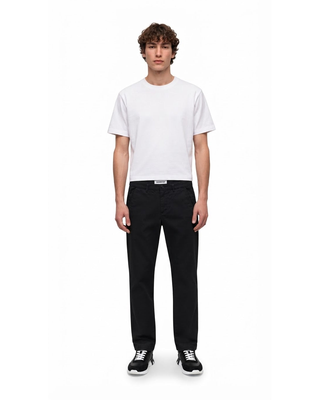 Ensemble T-shirt Blanc & Pantalon Noir + Baskets