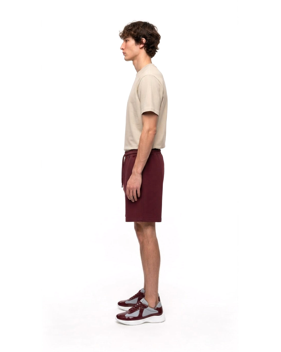 Ensemble T-shirt Beige & Short Bordeaux + Baskets