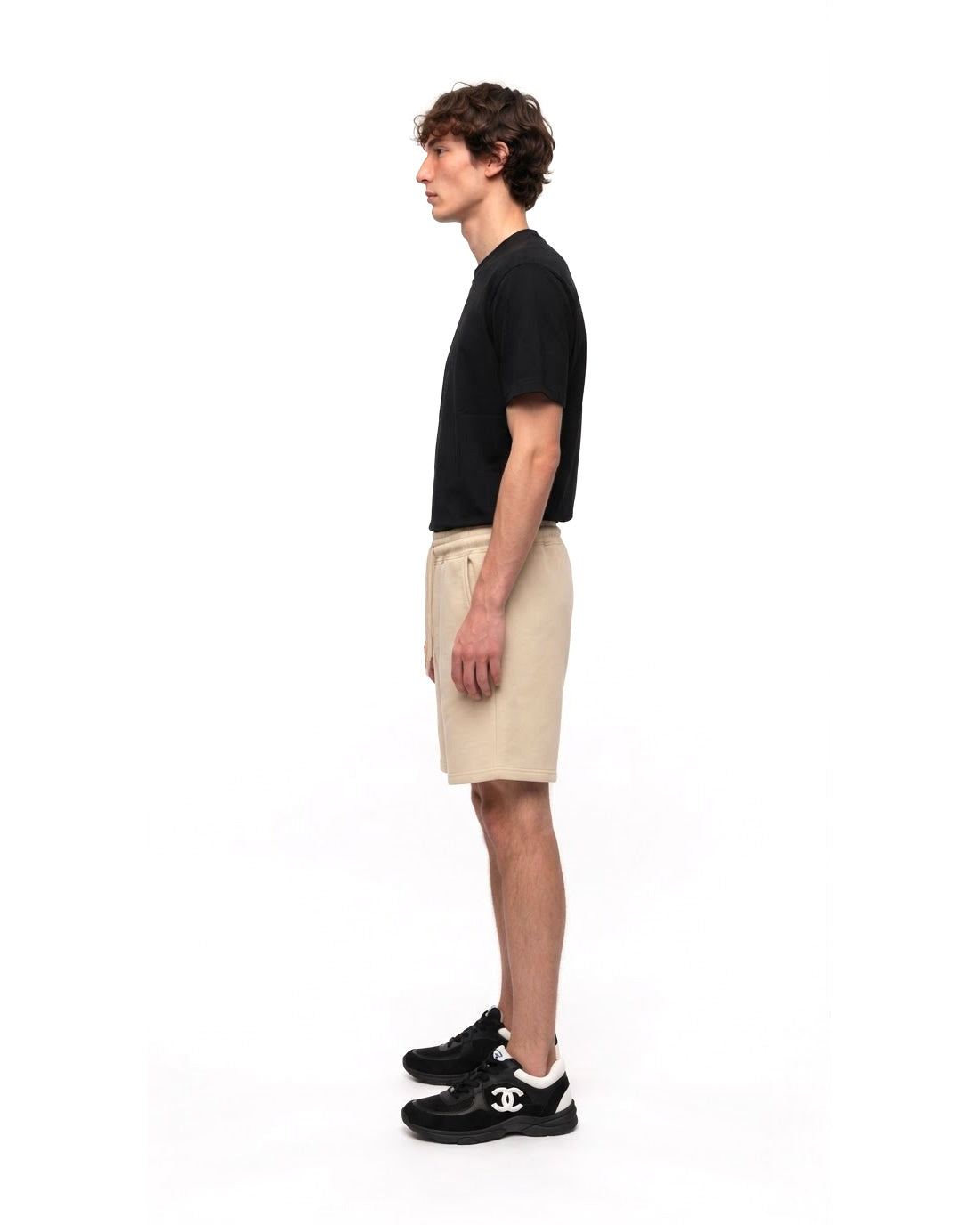 Ensemble T-shirt Noir & Short Beige + Baskets