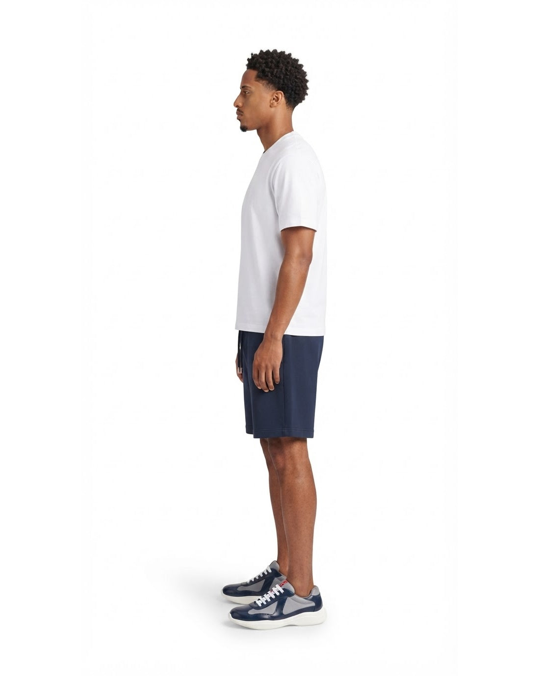 Ensemble T-shirt Blanc & Short Marine + Baskets